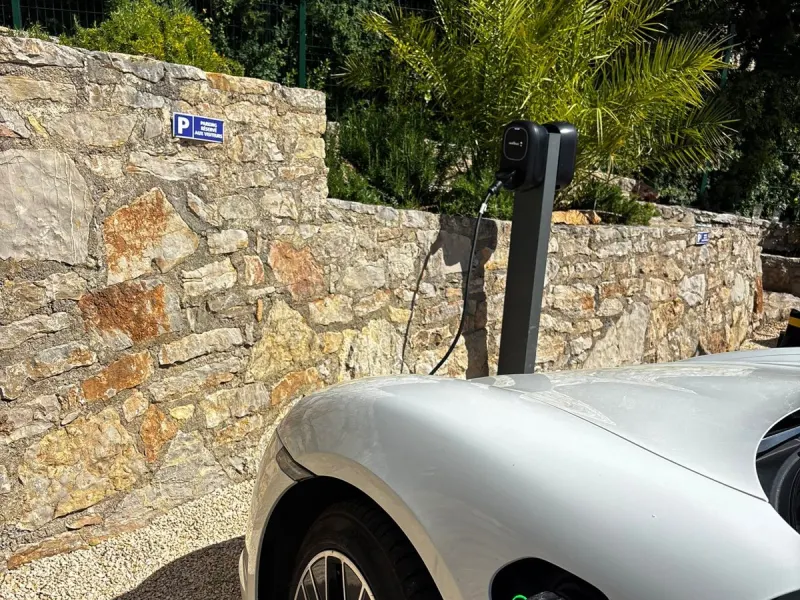 Borne Wallbox sur potelet, véhicule branché