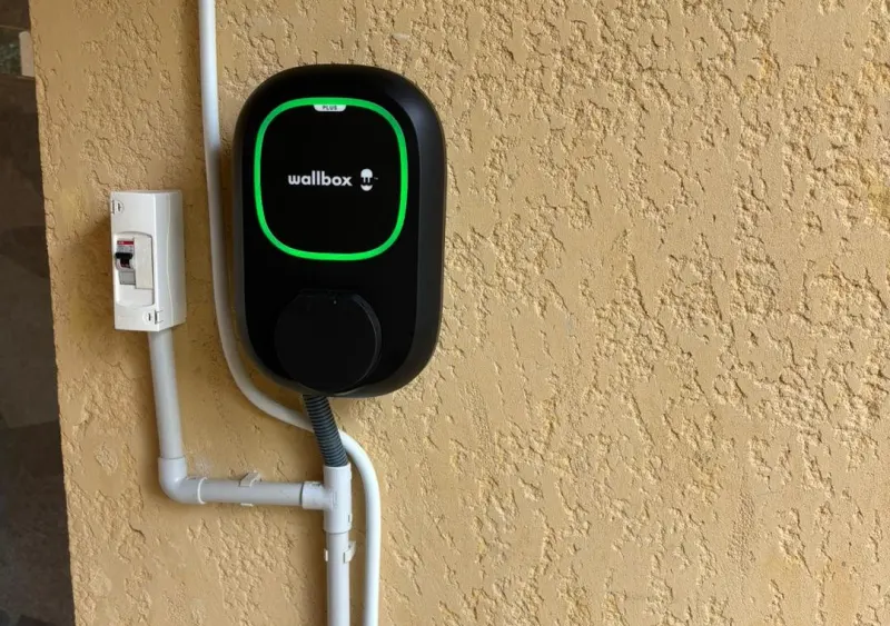 Wallbox Pulsar Plus posée en façade