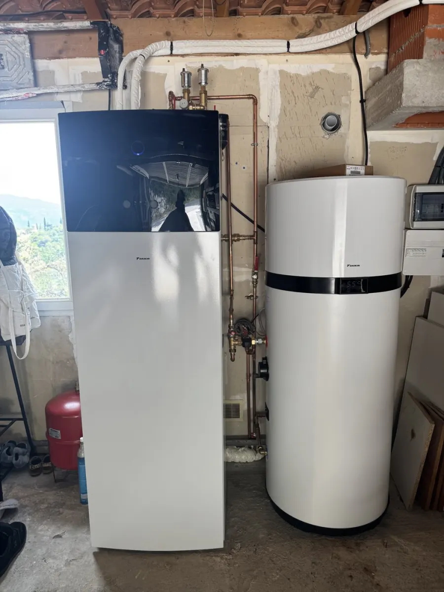 Installation Soliance : module hydraulique Daikin Altherma et ballon thermodynamique dans un garage