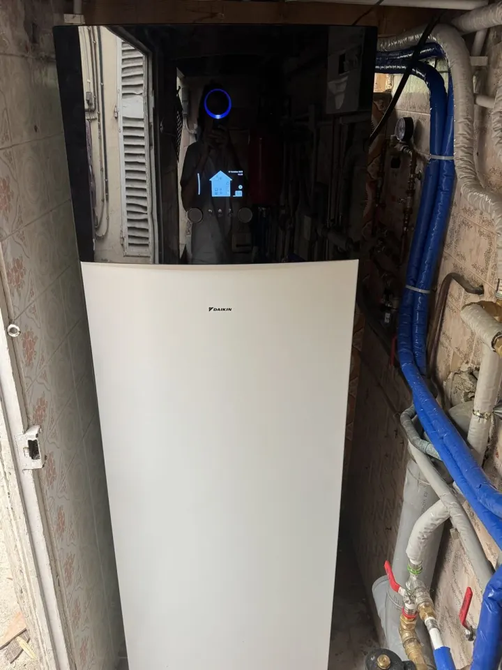Module hydraulique Daikin Altherma installé dans un local technique