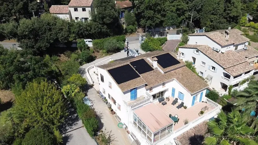 Vue aérienne d'une maison équipée de panneaux solaires à Antibes