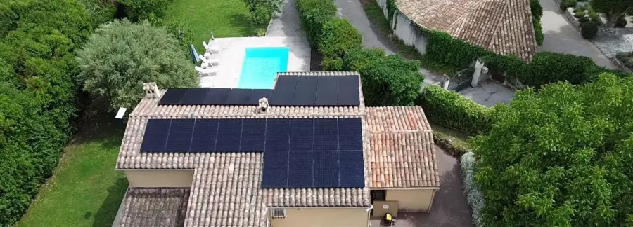 Vue aérienne de la villa avec piscine équipée de panneaux solaires à La Colle-sur-Loup