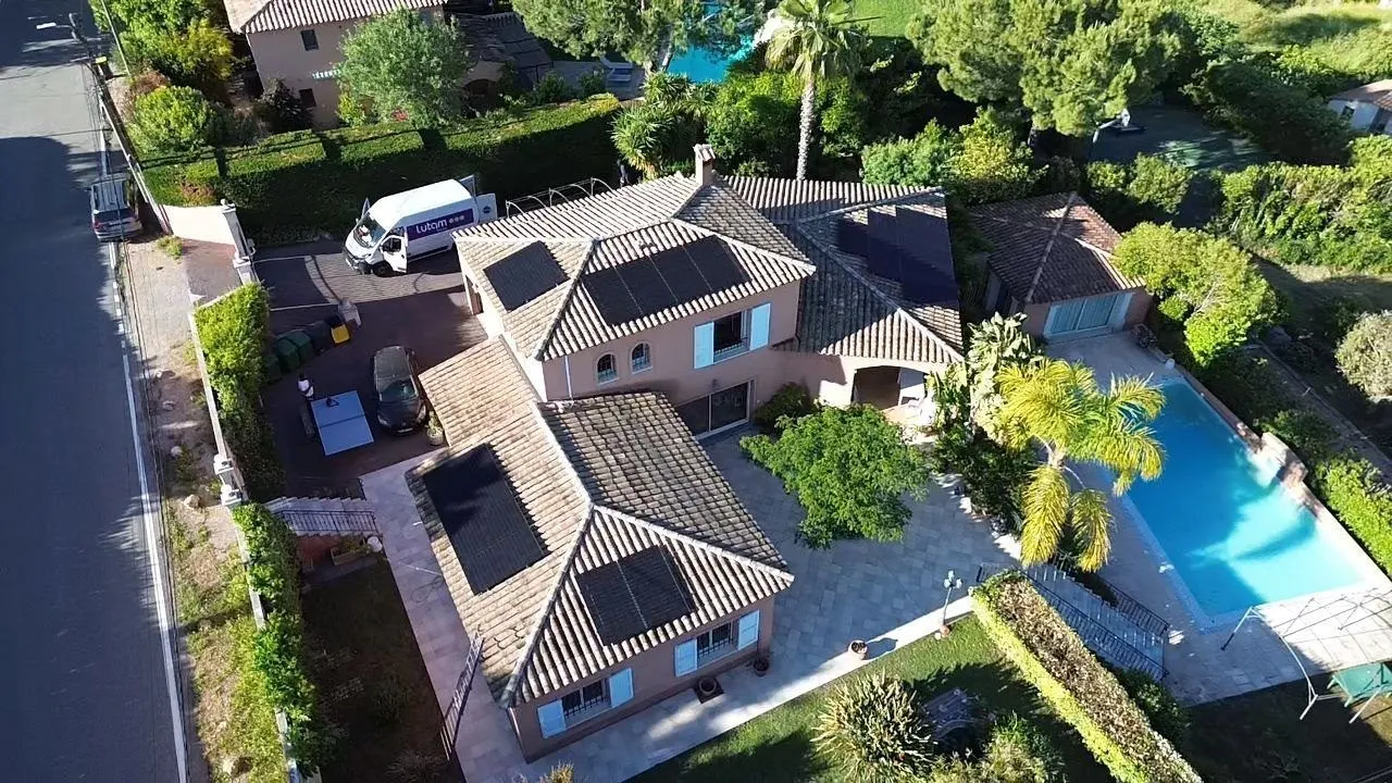 Villa avec piscine à Antibes, panneaux solaires posés par Soliance sur deux pans de toiture