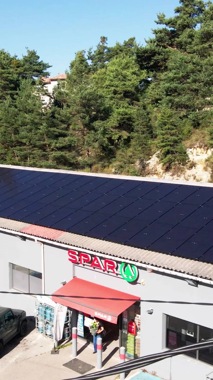 Vue drone du Spar de Séranon, toiture entièrement solarisée