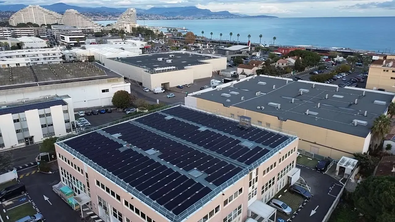 Solis Invest : 148 kWc en toiture d'un immeuble tertiaire face à la Baie des Anges