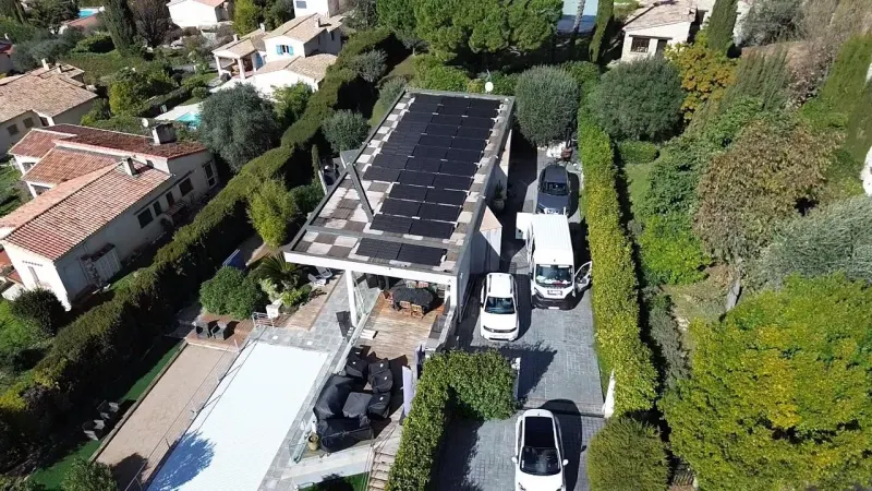 Vence, villa contemporaine équipée de 16 kWc et d'une batterie 15 kWh