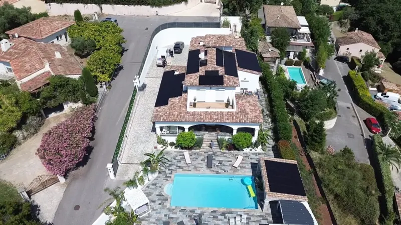 Villa à Vence, 29 kWc répartis sur la maison et le pool house