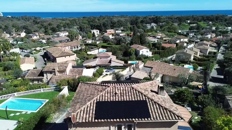Maison de Villeneuve-Loubet équipée de 4 kWc, la mer à l'horizon