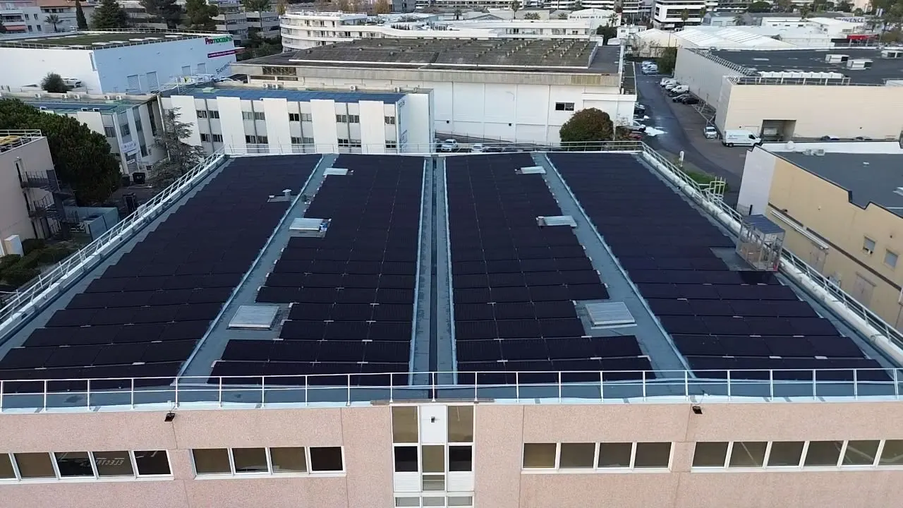 Solis Invest : les deux versants de la toiture-terrasse solarisée