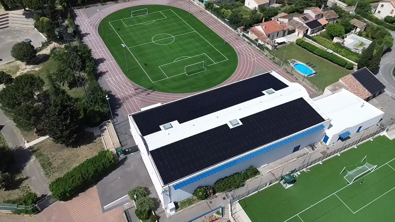 Le gymnase entre le stade et les terrains synthétiques