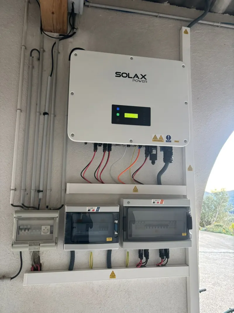 Onduleur Solax X3 Ultra et coffrets de protection sous l'auvent
