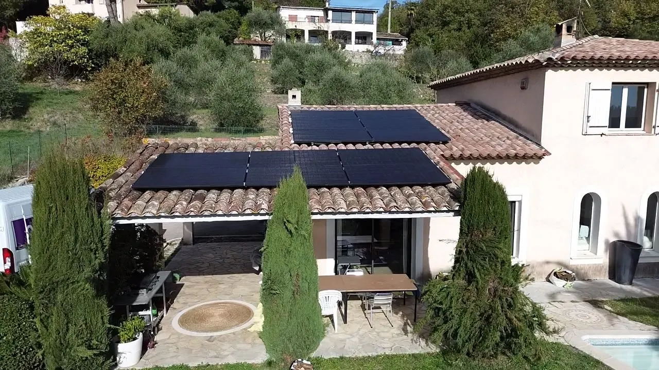 Vue drone des deux toits bas équipés