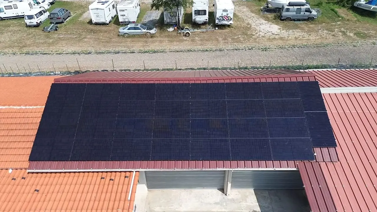Vue drone de la toiture bac acier entièrement équipée