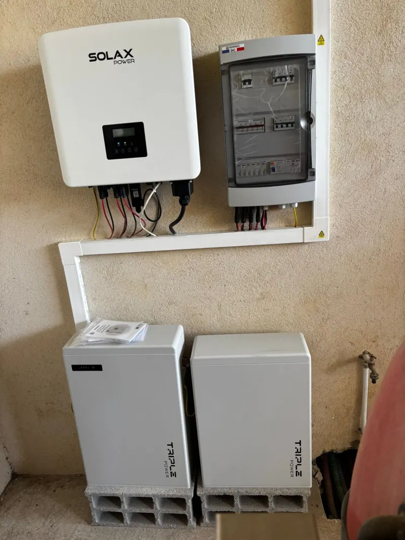 Local technique : onduleur Solax, coffret DC et deux batteries T58