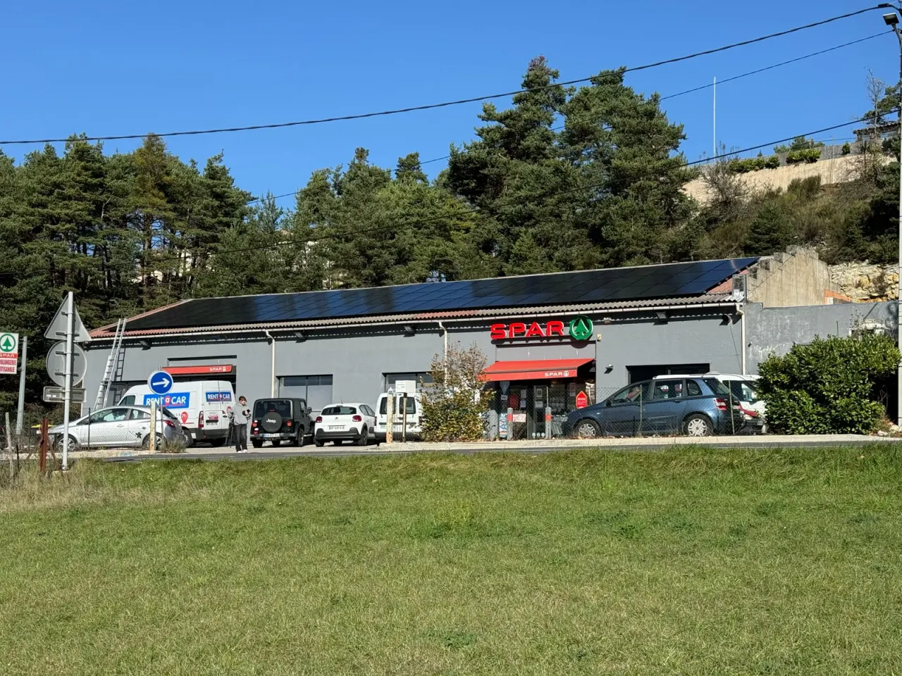 Façade du Spar de Séranon avec les panneaux full black en toiture