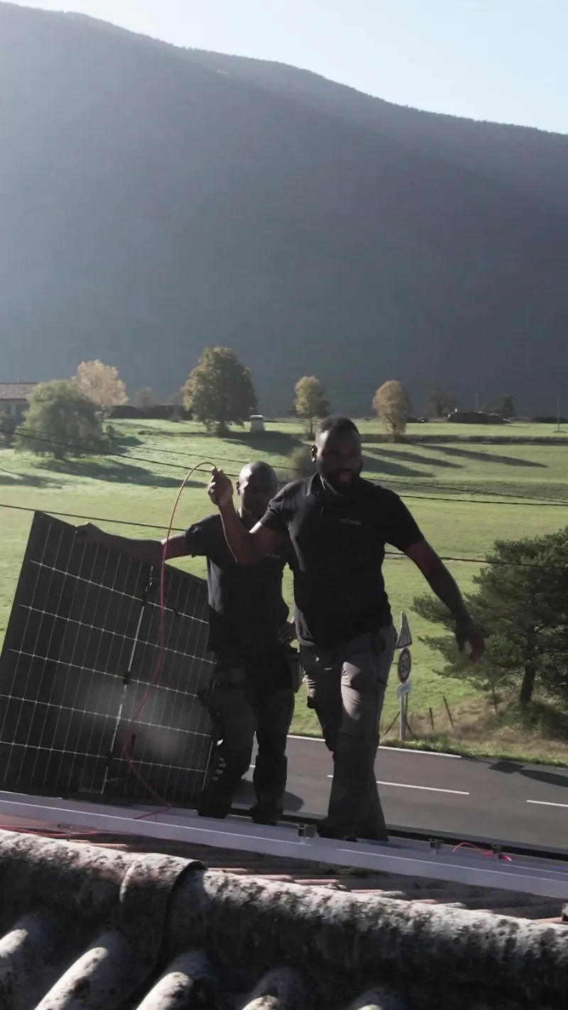 Nos techniciens pendant la pose, face aux montagnes de Séranon