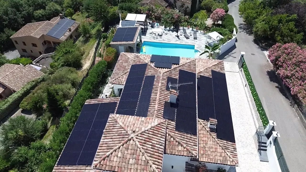 Vue drone des rangées de panneaux sur les différents pans de toiture