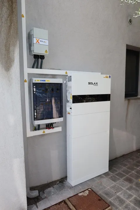 Onduleur hybride Solax IES X3 et batterie posés sur une réalisation à Vence