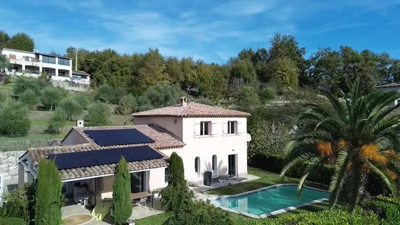 Villa de Saint-Jeannet, 6 kWc sur le garage et l'auvent