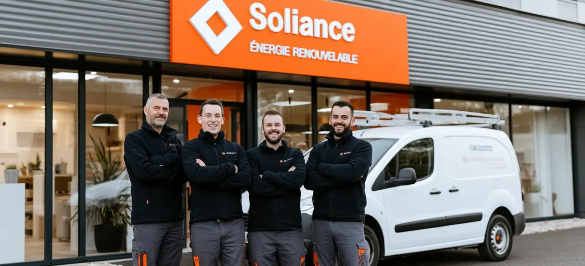 L'équipe Soliance devant le showroom
